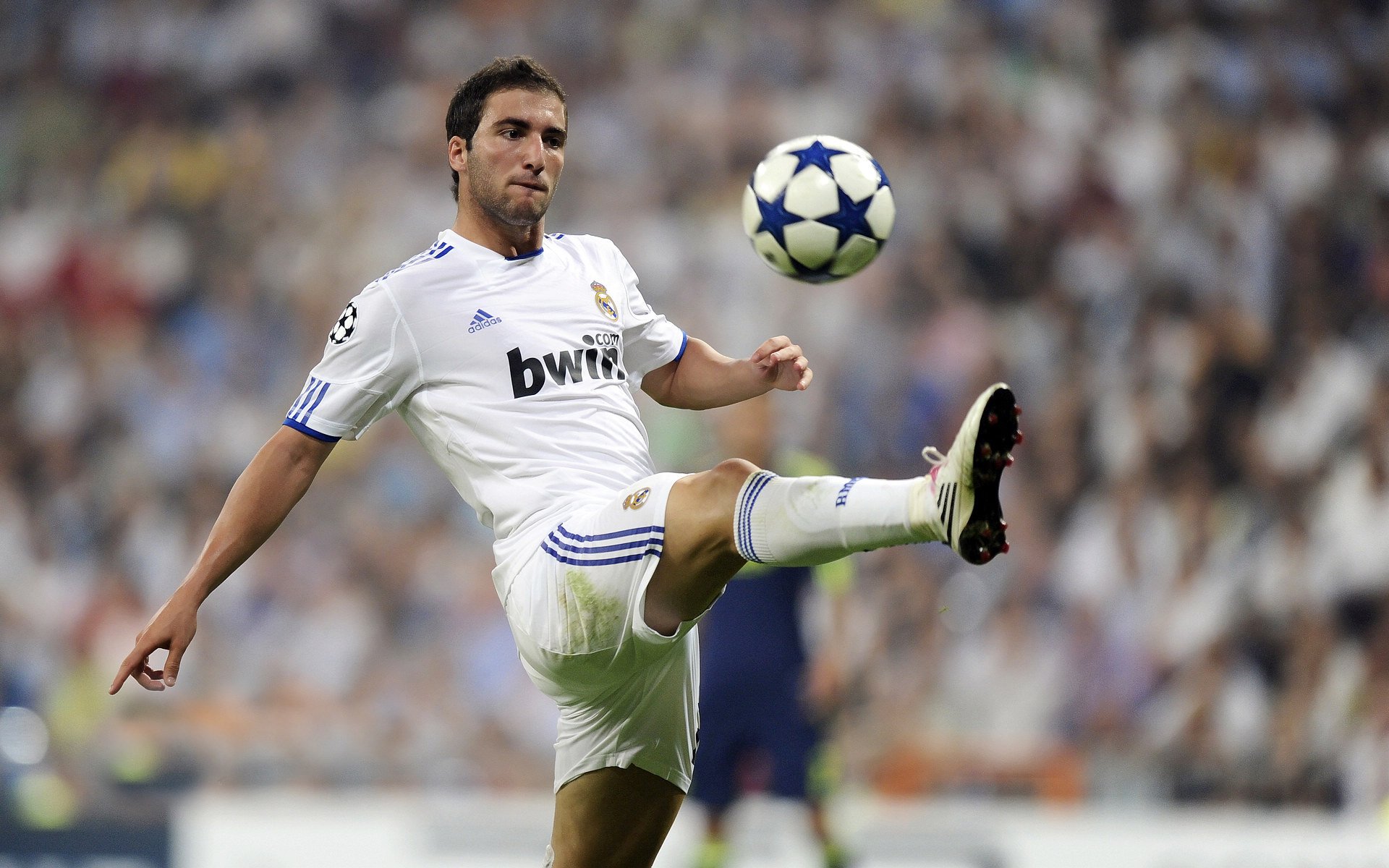 南美利刃撕裂非洲雄狮，迪巴拉梦幻舞步引领英格兰战术压制喀麦隆