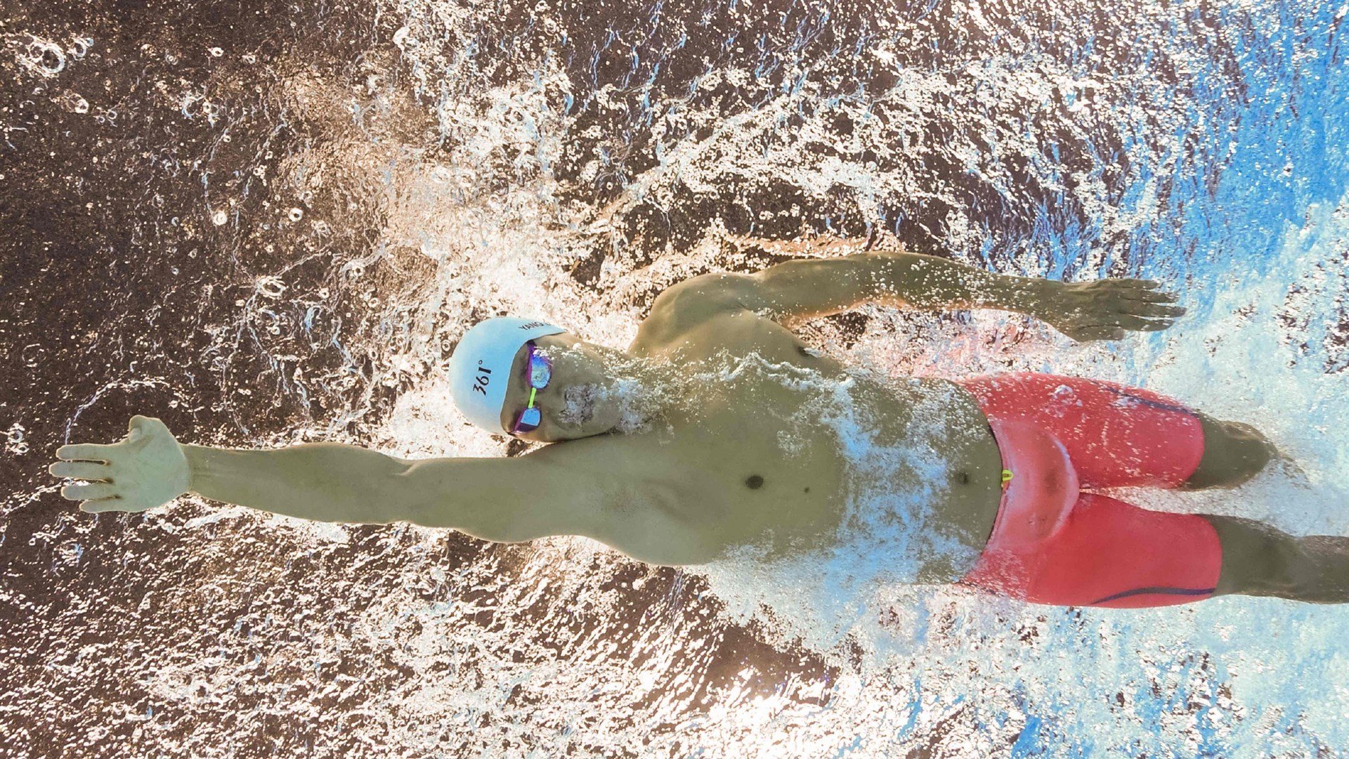 赛道之外，绿茵之上，黄喜灿的年度争冠之夜